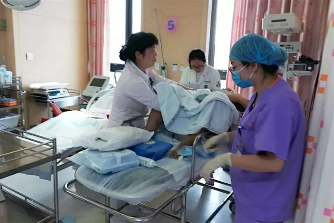 C妈学堂|为什么生过孩子的人都说产房里冷?孕妈早了解,对生孩子大有帮助