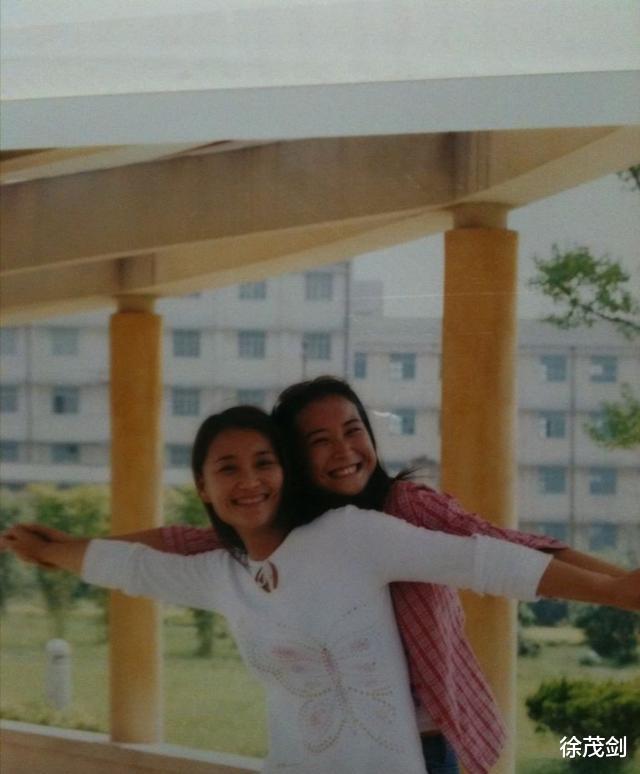 高圆圆|贾玲的伟大姐姐：用双手撑起妹妹的明星梦，换来妹妹为她买车买房