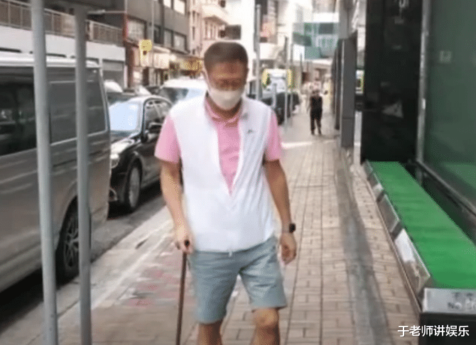 许晋亨|李嘉欣终于露出真面目？59岁许晋亨重病没人管，独自拄拐去看病