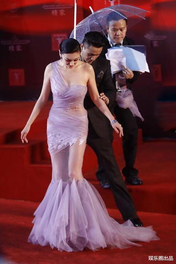 张雨绮|张雨绮走红毯名场面，影帝为她撑伞牵裙摆，被呵护得像个孩子