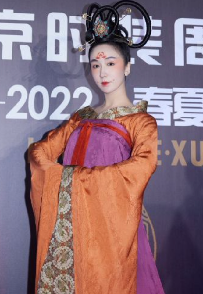 娄艺潇|32岁娄艺潇唐朝汉服出席活动！脸太油被吐槽，红唇白皮眉毛似柳叶