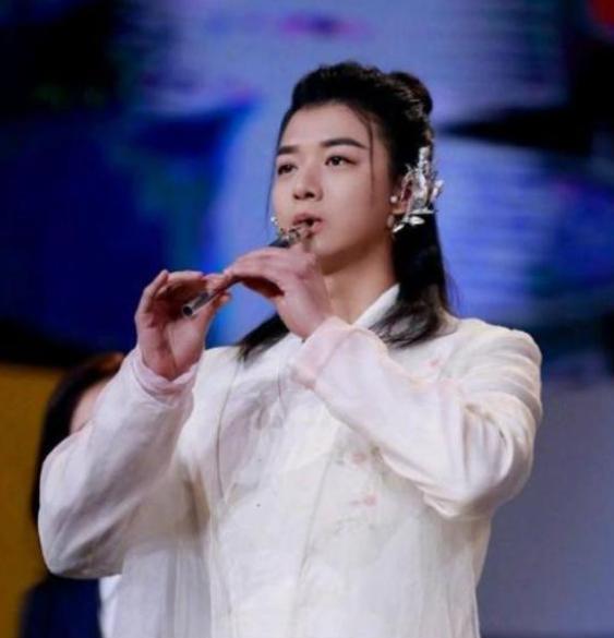 霍尊|有种“整容”叫霍尊，剪短头发后判若两人，网友：早这样早火了