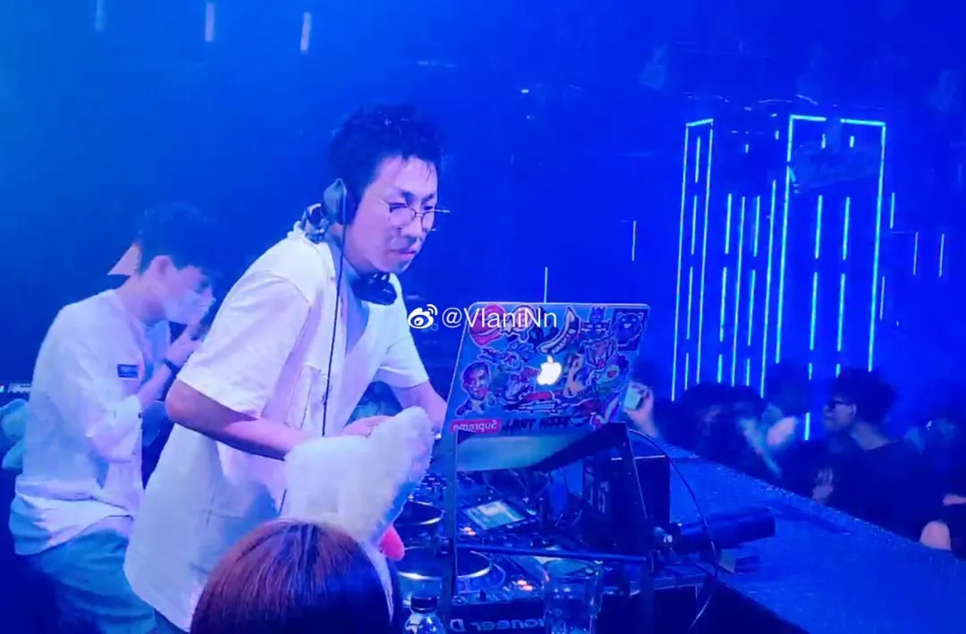 李小璐|抖音神豪为追李小璐，狂砸880万买下她1000件衣服