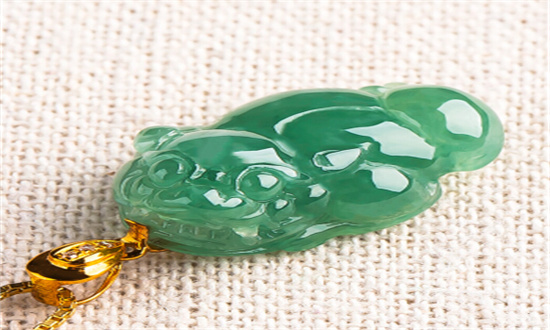 翡翠|翡翠金蟾：看起来有点丑，它的寓意却受到多人喜爱！