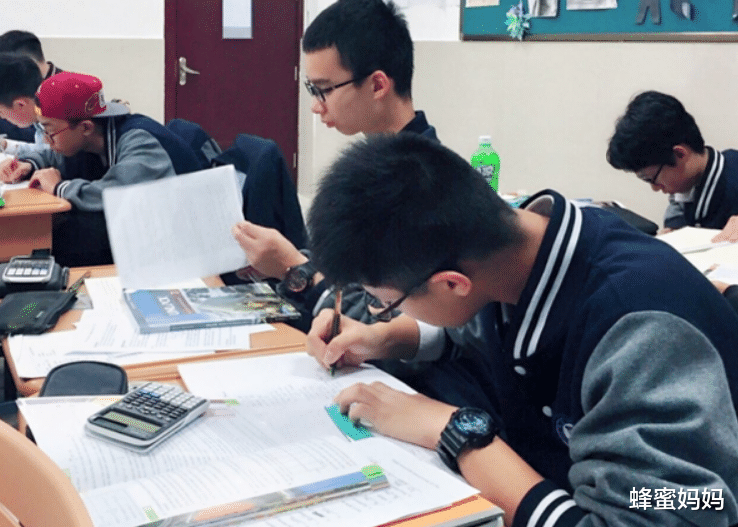 蜂蜜妈妈|家长:高中生负担重应取消晚自习,官方:早有回应可没人重视