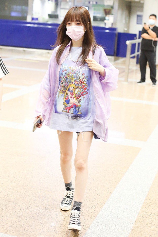 大表姐的时尚圈|李小璐真了解自己,下身“玩失踪”穿法很适合她,不过网红风太浓