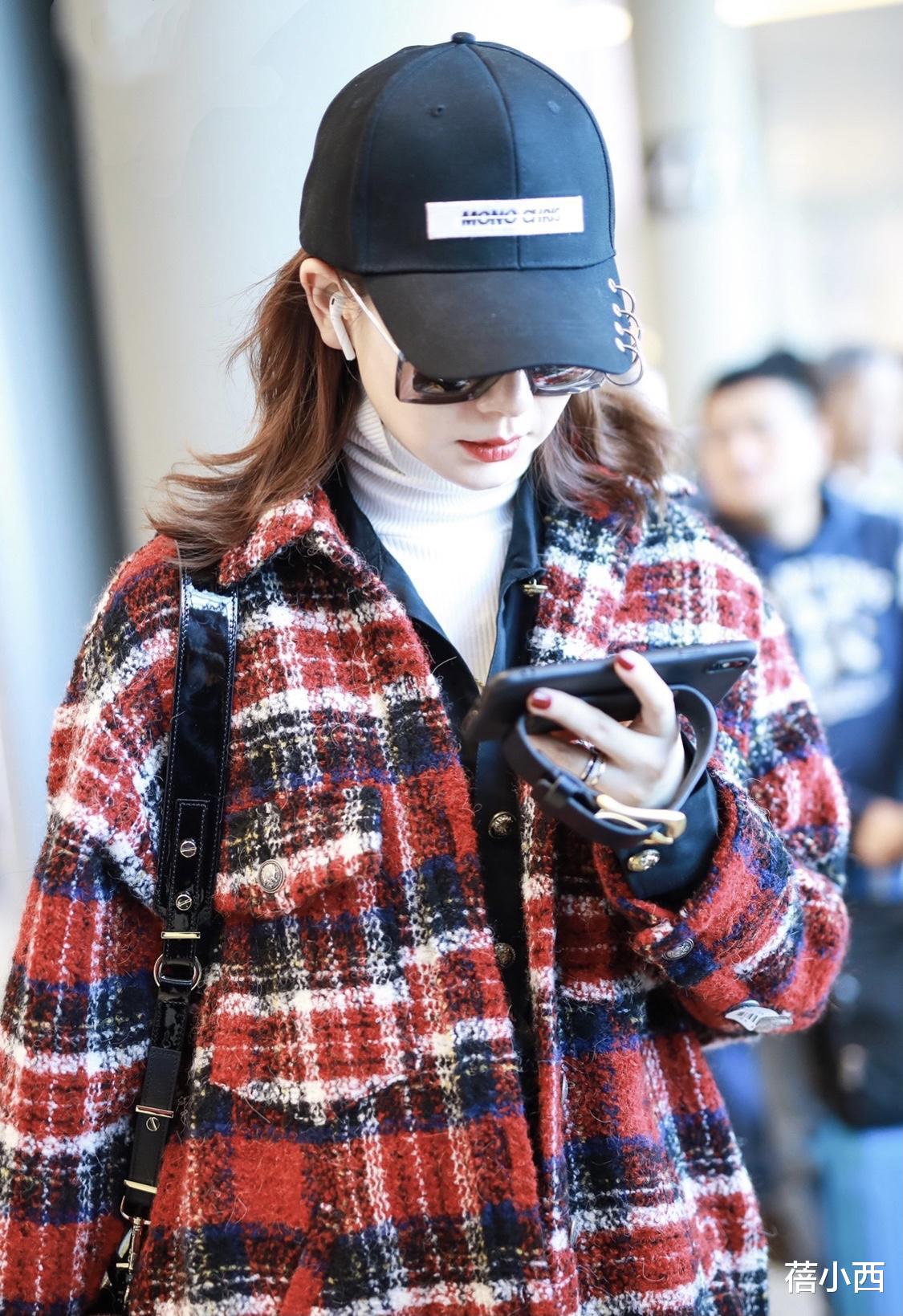 苗苗|郑恺的老婆苗苗时髦起来真有范，一身白+红穿搭，像换了个人似的