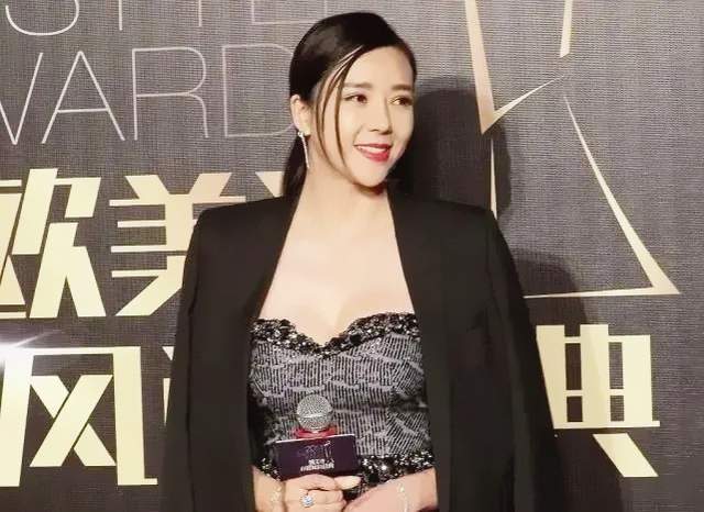 全球时尚号|“冷月女神”周韦彤真敢穿,西装配连体裤凹造型,超模身材抢镜