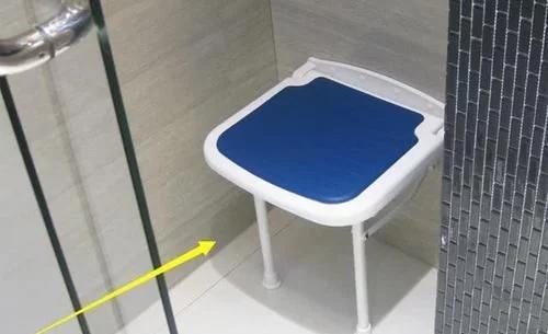 淋浴房还可以坐着洗澡，一开始很不理解，装修后才发现太实用了！