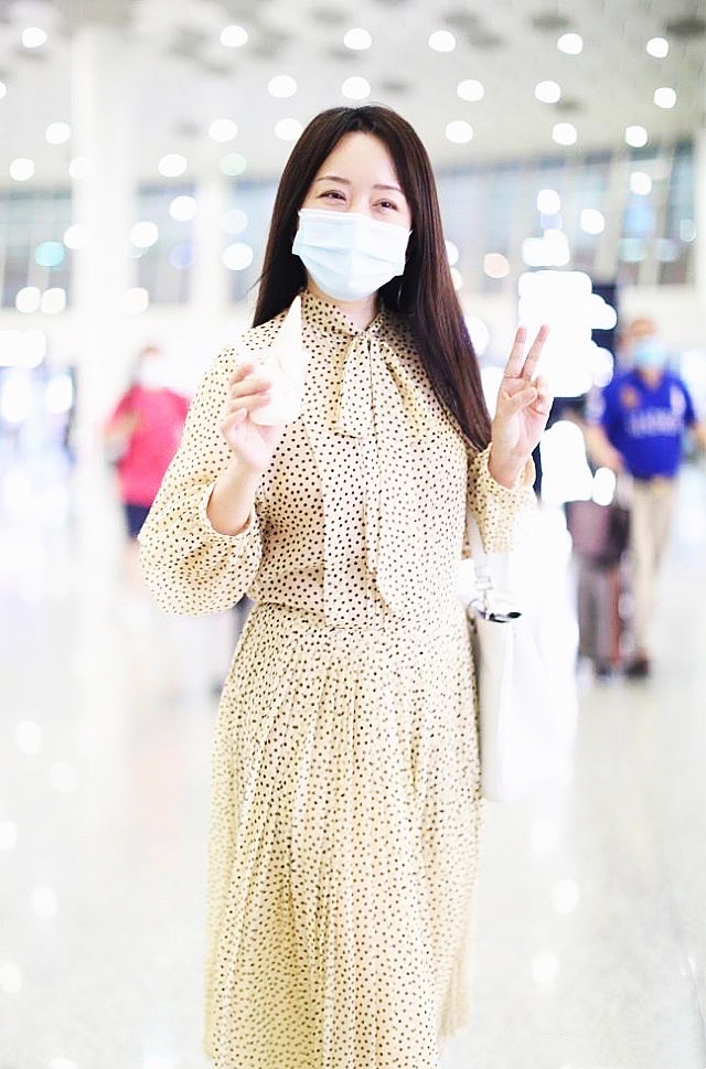 哚乐Like时尚|杨钰莹状态真好，穿浅色波点裙青春有活力，看着哪像50岁