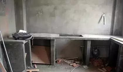 请师傅砌了个瓷砖橱柜,省钱又耐用,邻居们都很羡慕!