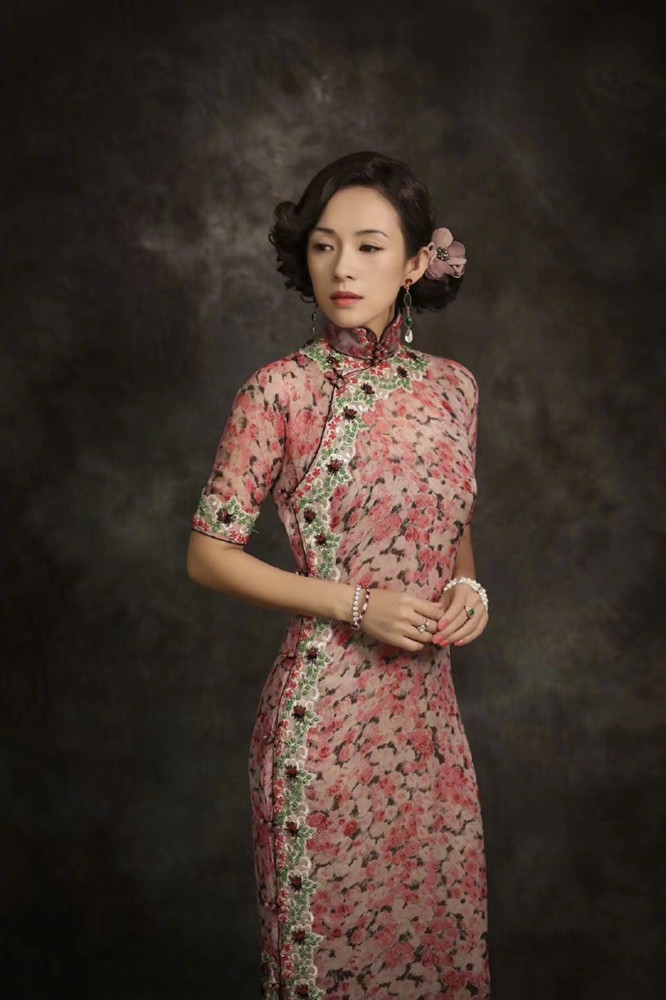 章子怡|“国际章”的美名真不是白给的，章子怡穿上旗袍，曲线让小花折服