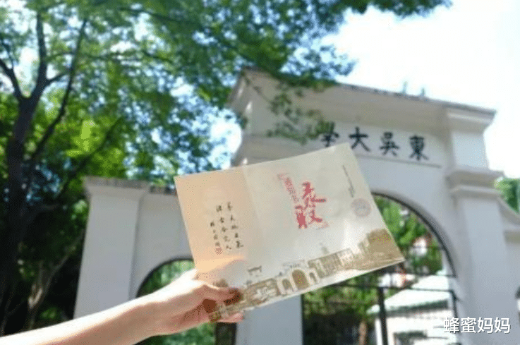 大学|孩子拿到录取通知书，家长准备大摆筵席庆祝，亲戚却劝“复读吧”
