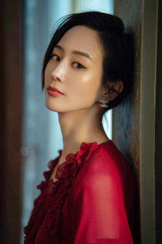 女人味|张钧甯短发也挺有女人味,穿一袭红裙又瘦又美,不像奔四的人