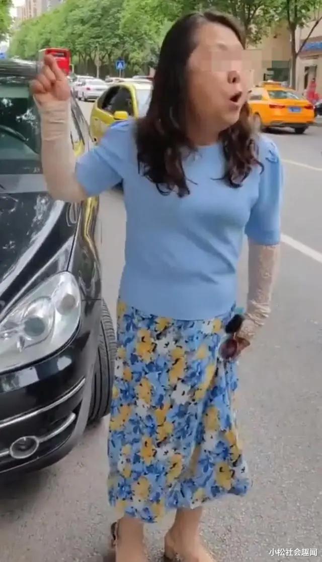 小松社会趣闻 陕西:女司机违停,交警要求挪车还大放厥词:你就是为人民服务的