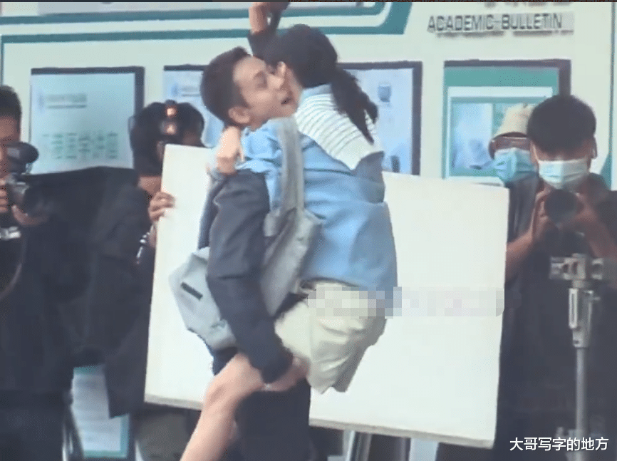 陈伟霆|陈伟霆好会撩！轻松抱起章若楠尽显男友力，女方害羞趴在他肩头