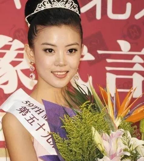 刘和刚|刘和刚一家四口外出游玩，一双儿女超像爸爸，手上两根棒子700块