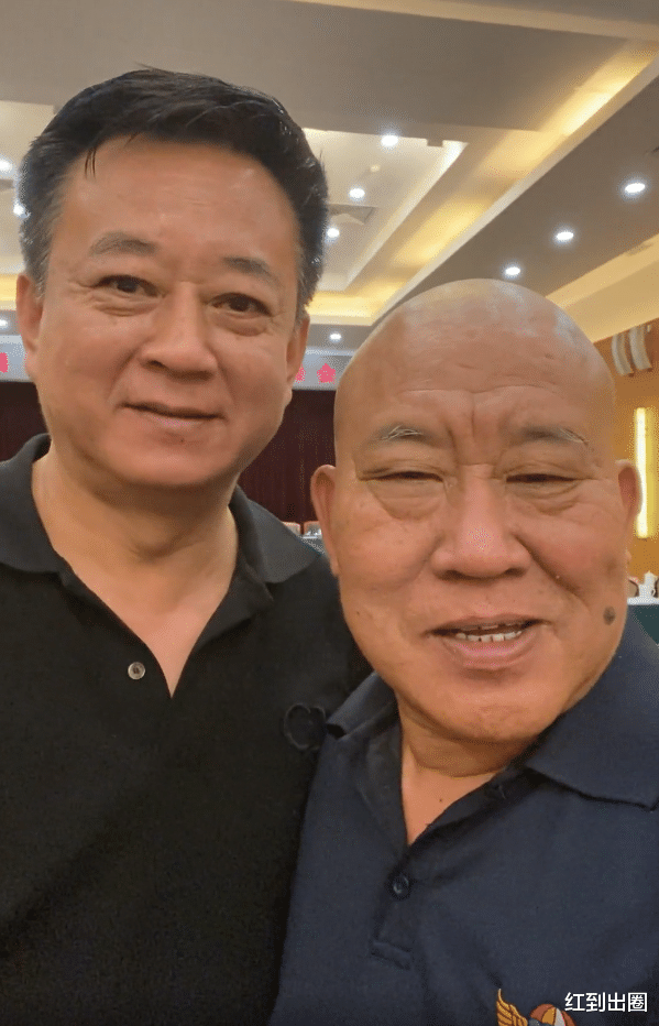 朱军|央视主持人朱军胜诉后首现身，鬓角斑白老态明显，每天坚持去上班