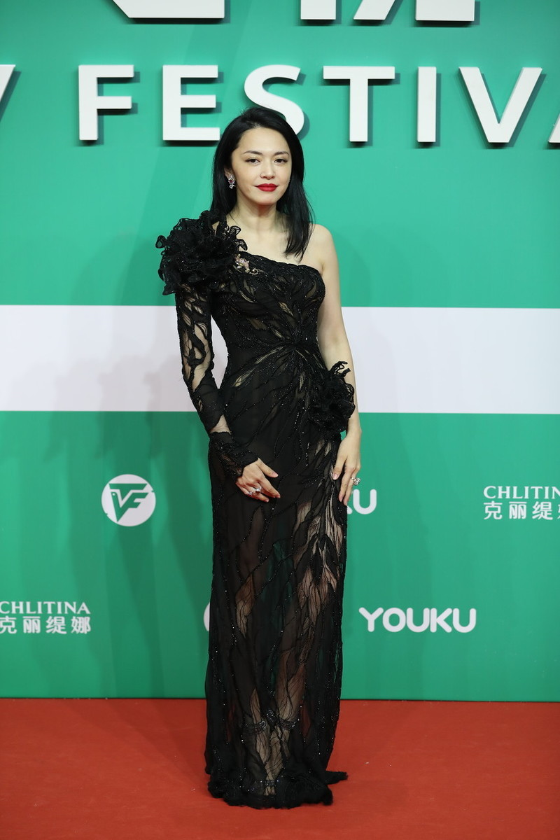 何有强|姚晨真是中年女性标杆,一袭黑色连衣裙端庄稳重,高级洋气
