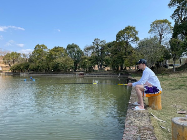 新疆维吾尔自治区|清远集训+散心!新疆老将穿湖人短裤钓鱼,结伴阿不都放松