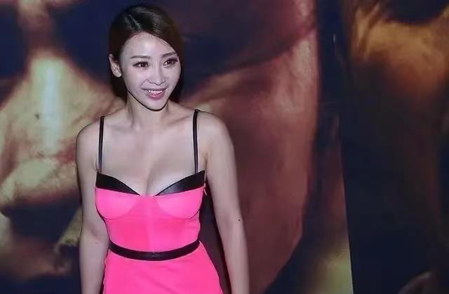 柳岩|不愧是性感女神，柳岩穿一条玫红色吊带裙，“3D”身材好馋人