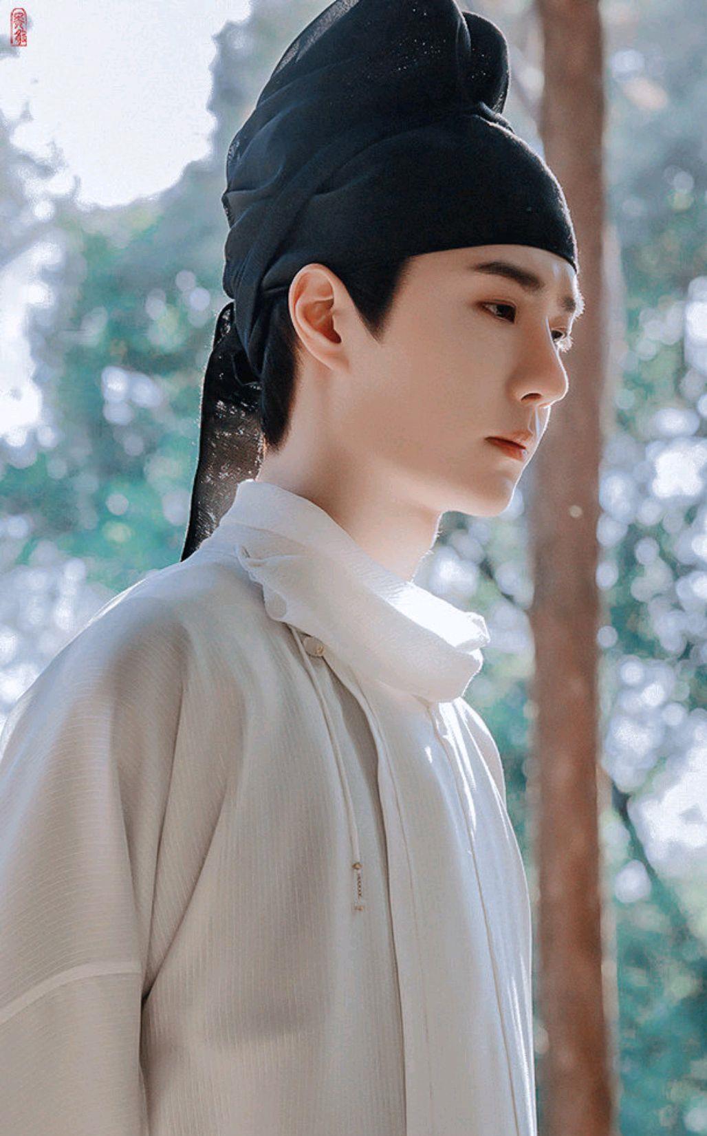 王一博|王一博又被圈内前辈夸赞，还被在线喊话，希望有合作的机会