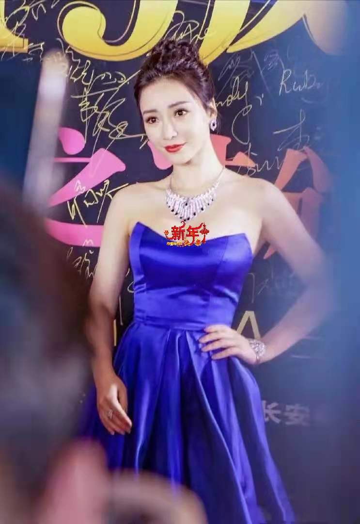 柳岩|柳岩越来越敢穿，一袭蓝色抹胸裙，藏不住的凹凸感，真诱惑