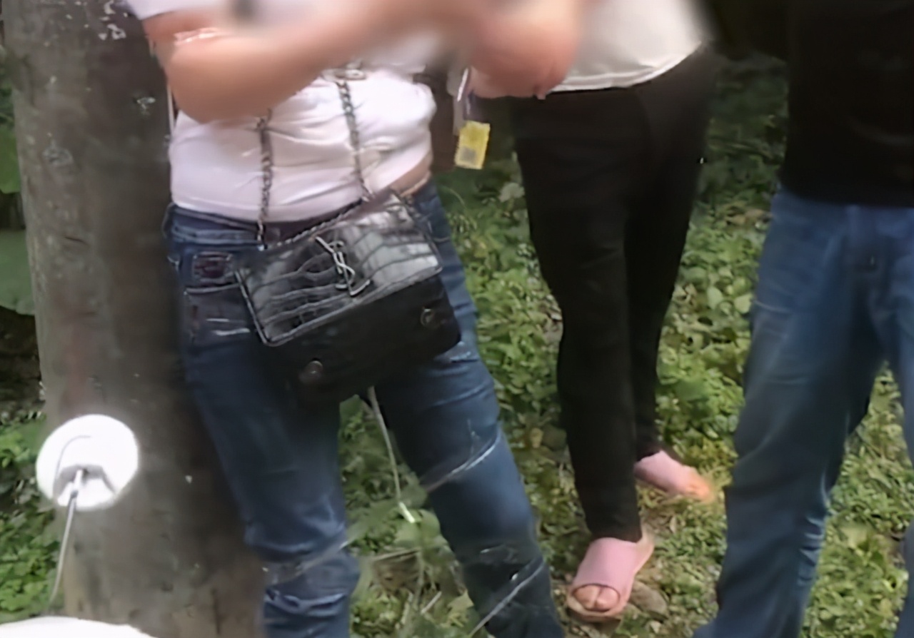 安然说社会 女子疑因偷东西被抓,男子将其缠电线杆上,之后一句话让路人闭嘴