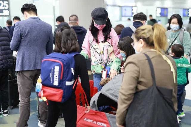 蔡少芬|蔡少芬带三娃出行好操心,2岁儿子坐婴儿车超酷,俩女儿乖巧懂事