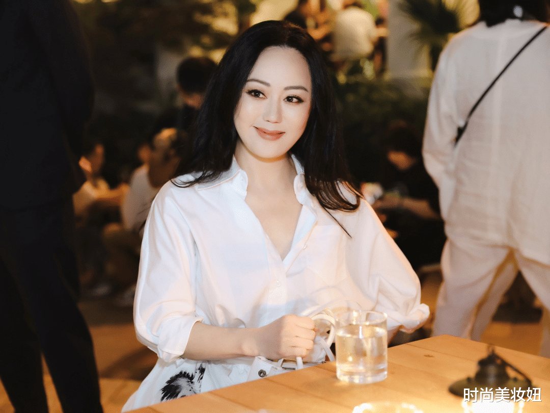 时尚美妆妞|章小蕙才是真正的“上流贵妇”,穿白衬衫配半身裙,高贵又优雅