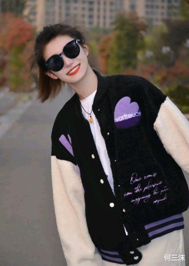 何三沫 扮嫩不丢人,但前提是要穿对了,可以尝试休闲类的羊羔毛外套穿搭