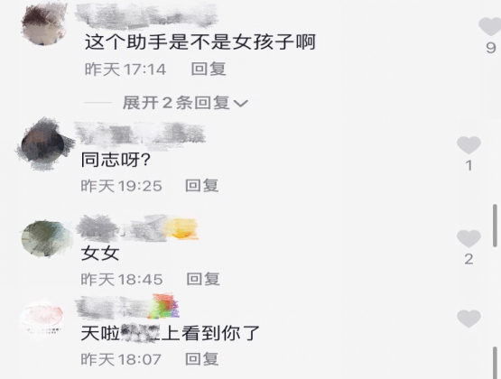 郭美美|郭美美与对象当街秀恩爱，紧贴六百万豪车热吻，对方疑似是女生