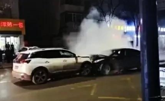 新视角看民生 疑似酒后驾车！山西介休一司机连续冲撞他人车辆，被民警当场抓获