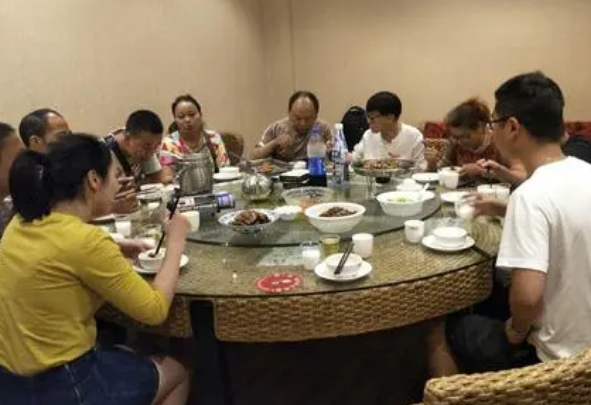 聚餐|河南：一群年轻人聚餐消费不足千元，留下144个空酒瓶，店主懵了