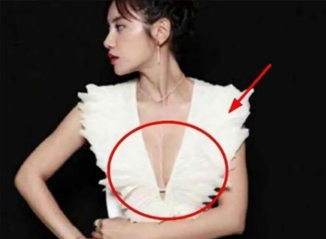 张国立|浙江主持一姐现场失误，少穿一件衣服，张国立全程60分钟没转头！