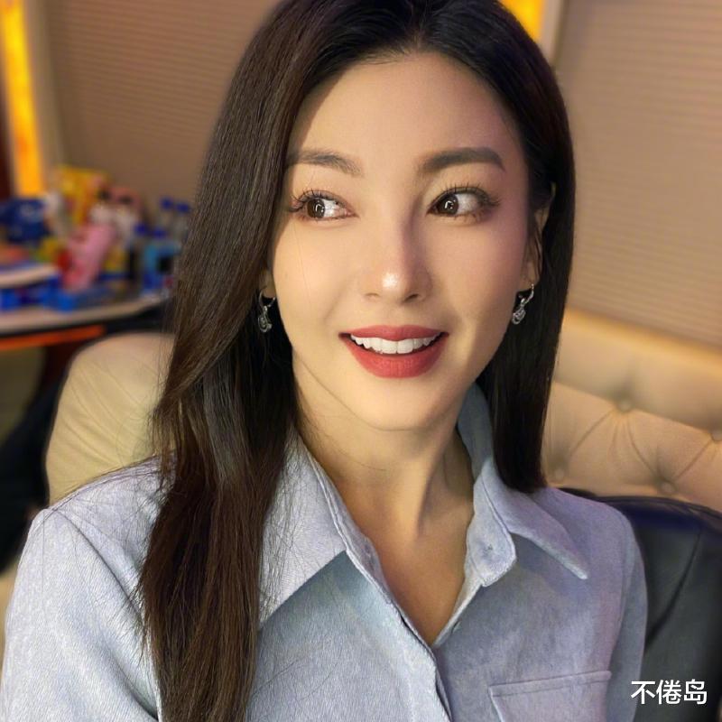 不倦岛|张雨绮李柄熹退出《女儿们的恋爱4》：提醒中年女人，爱情的苦还是早点吃比较好。