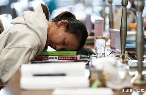 朗朗育儿课堂|48岁“陪考妈妈”火了，被儿子拉着考研，自己上岸孩子意外落榜