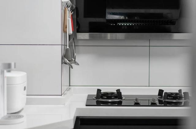 76㎡黑白灰小三居，主卧的设计有点骚