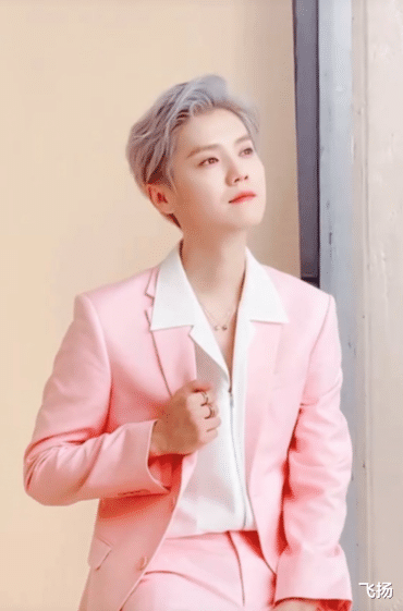 鹿晗|所有卫视都没请？鹿晗跨年夜直播吃烧烤，这件事你怎么看？