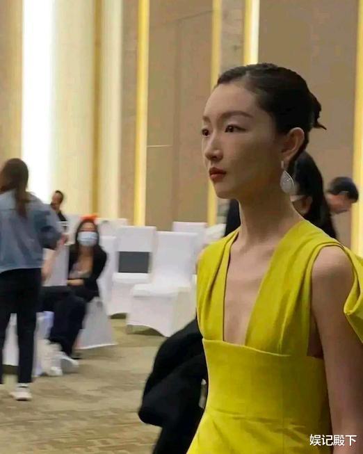 周冬雨|周冬雨可惜了，出席活动身材严重营养不良，直线腰身甚至还没头大