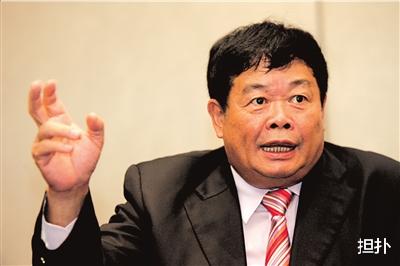 |买6百万的顶级红旗，住5亿的花园别墅，地下室里面还堆满茅台