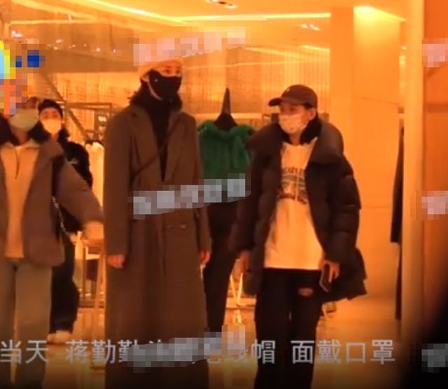 蒋勤勤|蒋勤勤手挽男助理逛商场！气质出众身材好，身边跟随5名工作人员