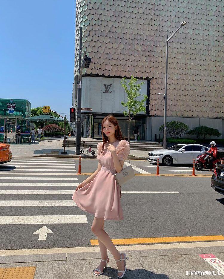 时尚搭配师瓜瓜|?真正见过世面的女人，穿裙子都离不开这3个颜色，美得高级有气质
