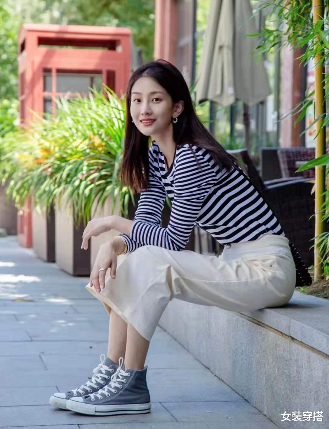 女装穿搭|米白色裤子搭配什么上衣好看