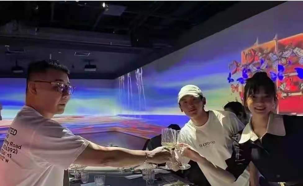 张哲瀚|张哲瀚疑似绯闻女友曝光,两人合照亲密程度太高,浪浪钉塌房了?