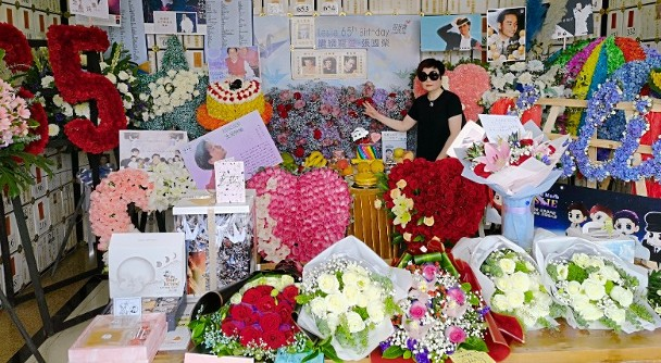 易烊千玺|张国荣65岁冥寿，经纪人现身打点一片花海，梁朝伟唐鹤德二度发文怀念