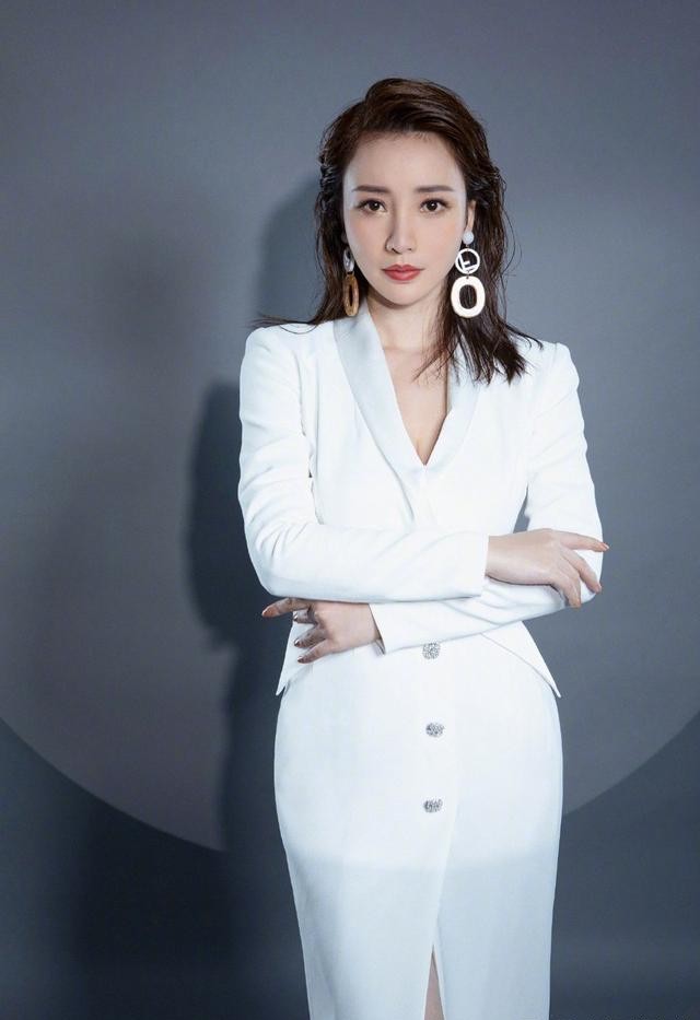 柳岩|柳岩又开始“作妖”身穿白色开叉礼服裙，大秀美腿真少见