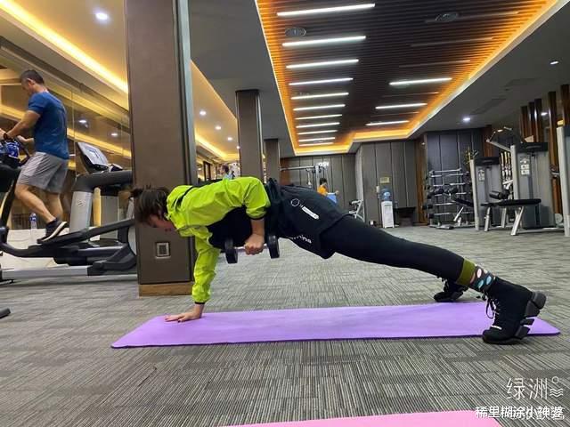 产后恢复|女星产后恢复多拼？胸前平坦却肌肉满满，减肥照片让多少人脸红