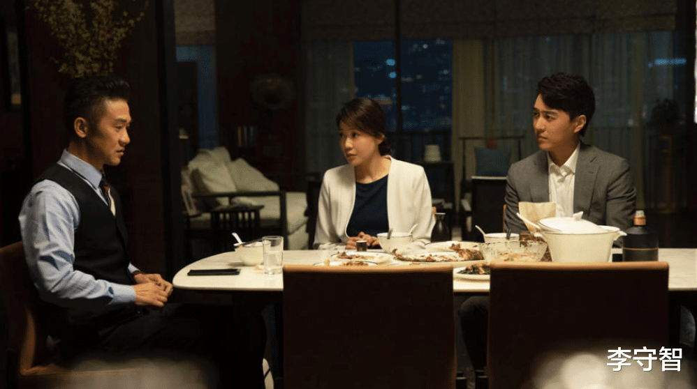 闫妮|闫妮在电视剧《突围》里带女儿演戏，与靳东耿乐黄志忠飙戏很精彩