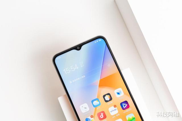 iqoo|128GB+5000mAh，现已跌至1299元，优质新机已沦为标准千元机